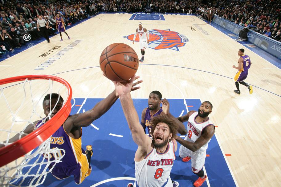 Robin Lopez in lay up. I Knicks superano i Lakers con il risultato finale di 99-95. (Getty Images)